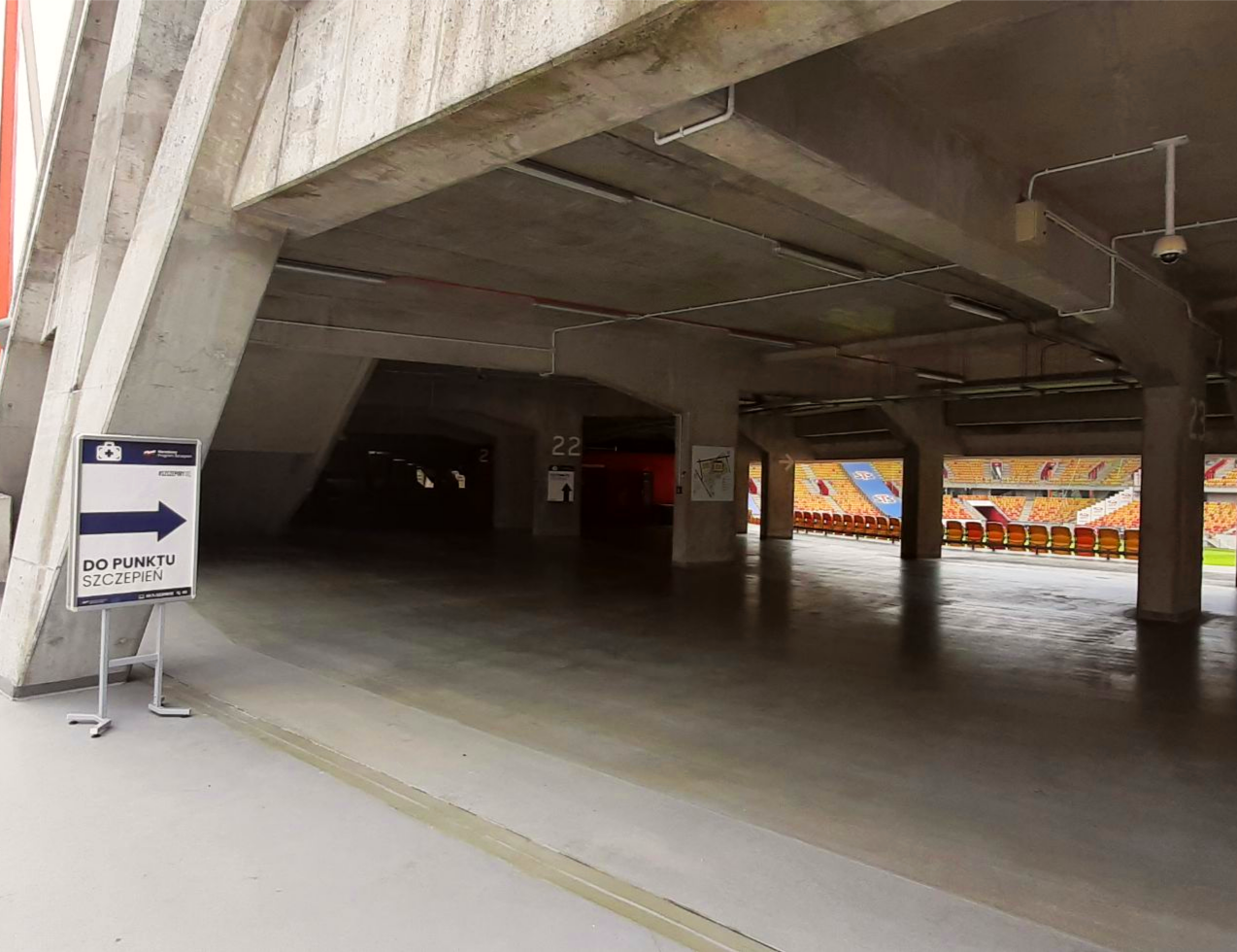 Wejście do punktu szczepień na stadionie miejskim