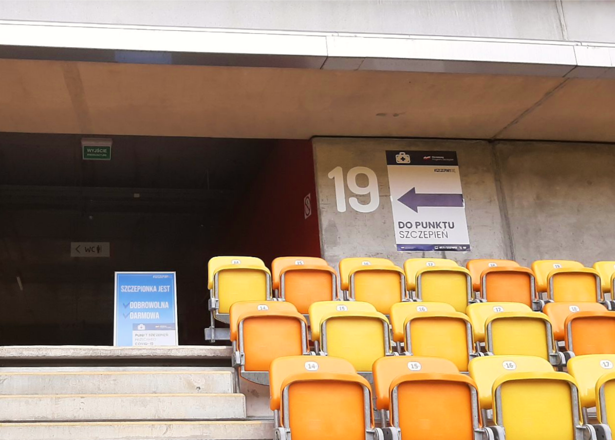 Wejście do punktu szczepień na stadionie miejskim