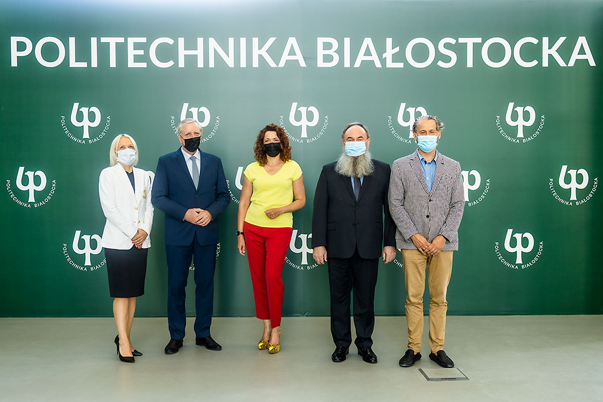 Przedstawiciele PB i NCBR na tle ścianki