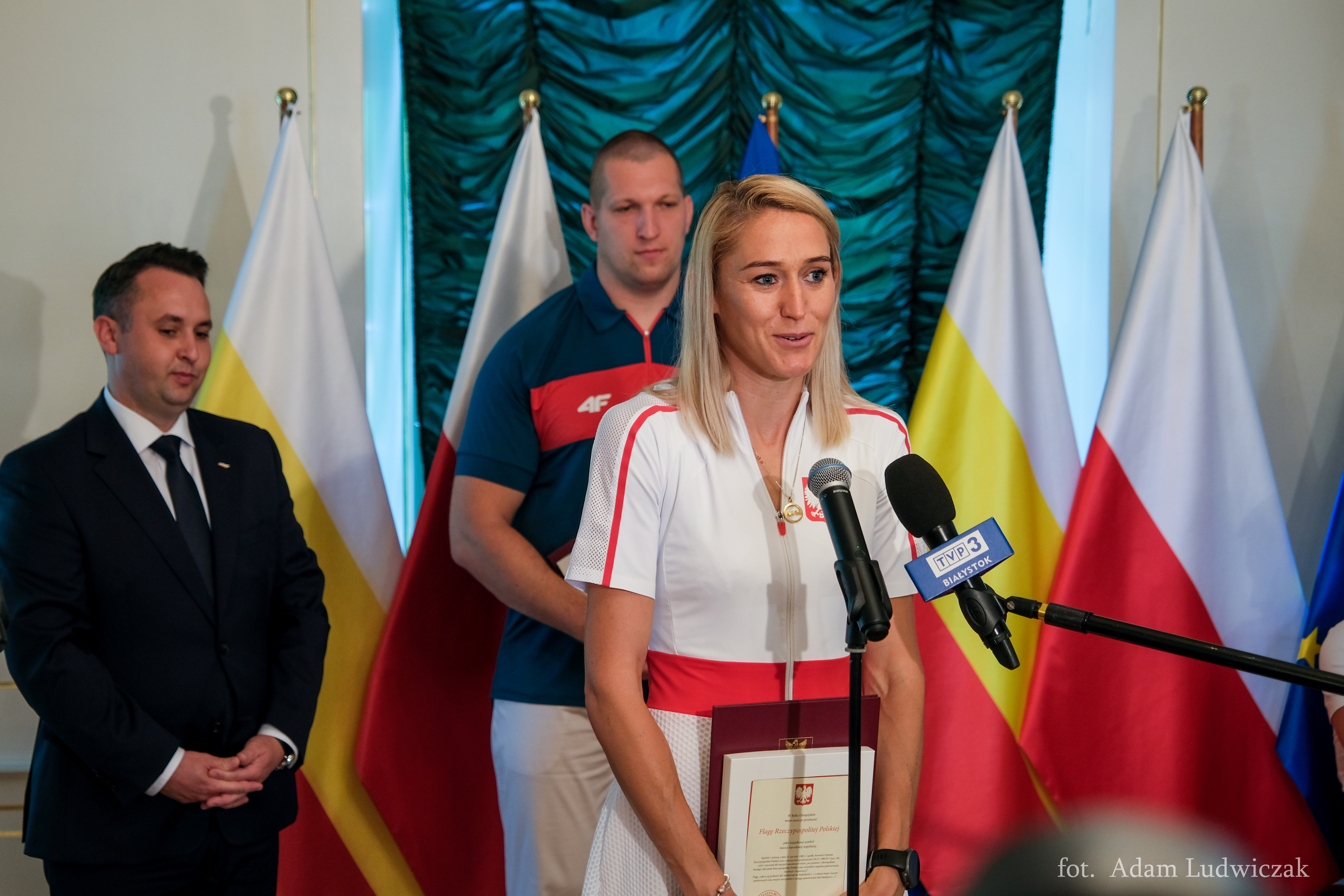 Zawodniczka mówi do mikrofonu w czasie konferencji prasowej