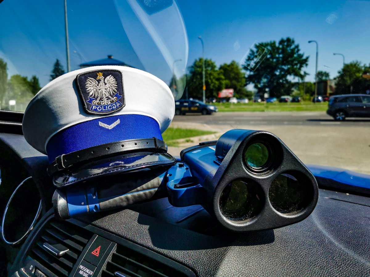 Na kokpicie auta leży policyjna czapka i rejestrator prędkości