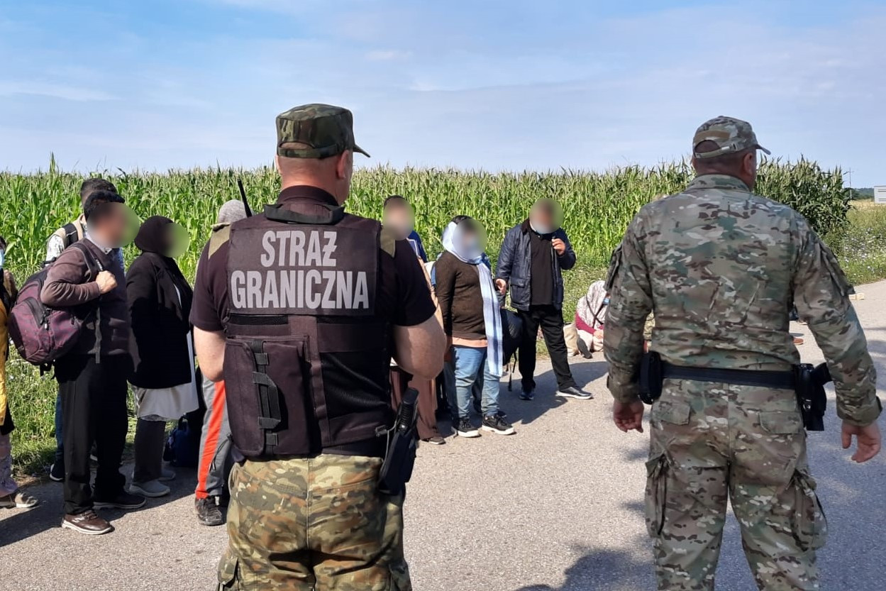 Na drodze stoją funkcjonariusze POSG i nielegalni migranci