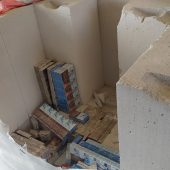 Rozpakowany ładunek- bloczków betonowych, w środku schowane papierosy.