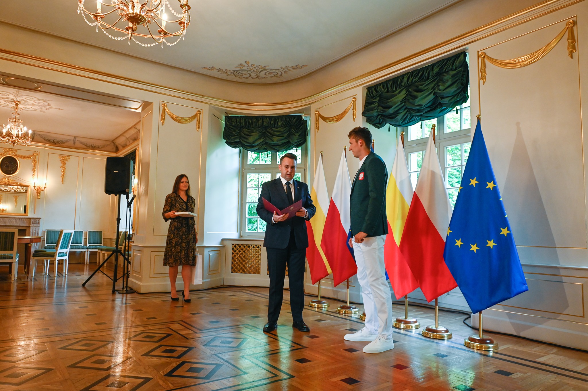 Prezydent wręcza list gratulacyjny zawodnikowi Damianowi Czykierowi