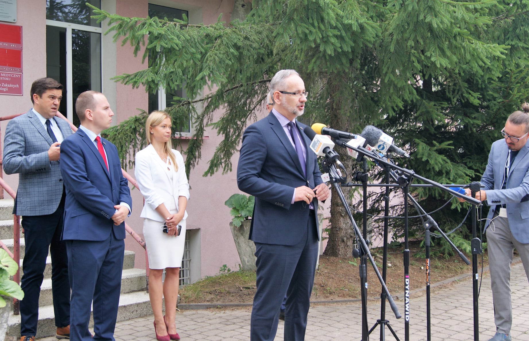 Konferencja prasowa z udziałem ministra zdrowia, szef resortu mówi do mikrofonu