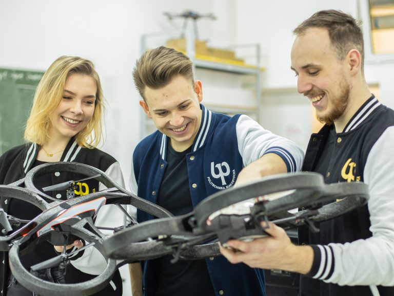 Troje studentów politechniki w pracowni
