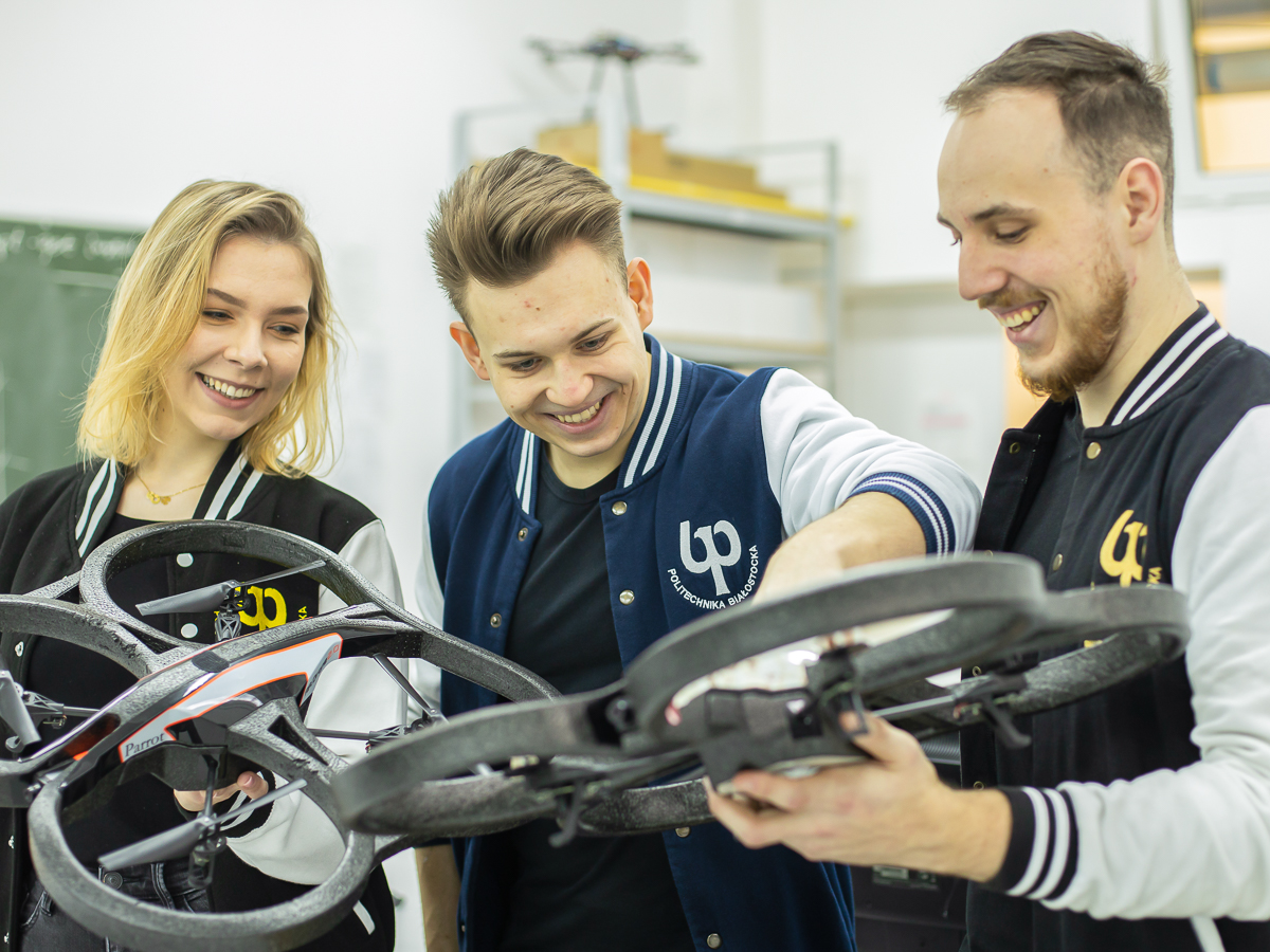 Troje studentów politechniki w pracowni