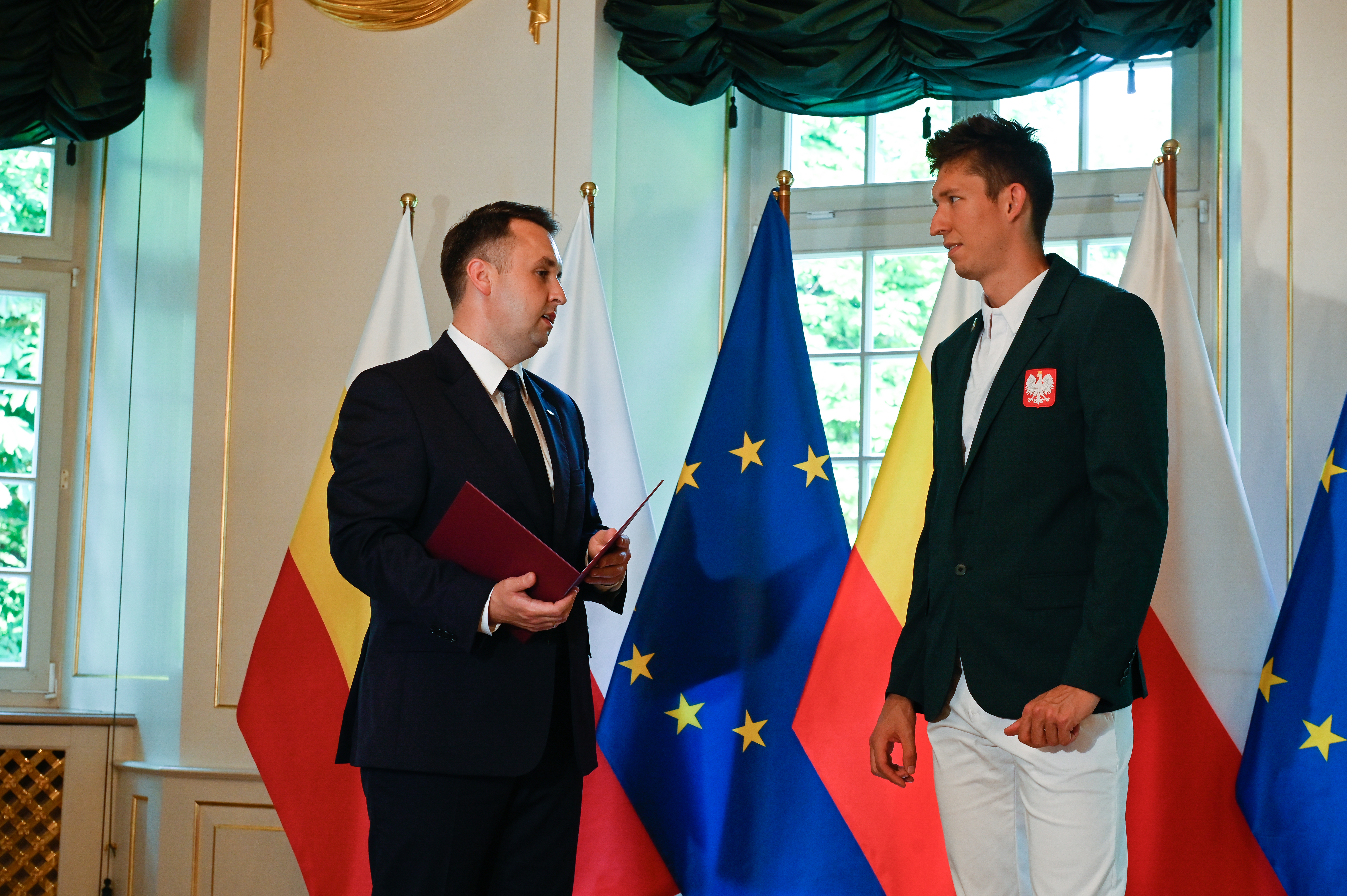 Prezydent wręcza list gratulacyjny zawodnikowi Damianowi Czykierowi