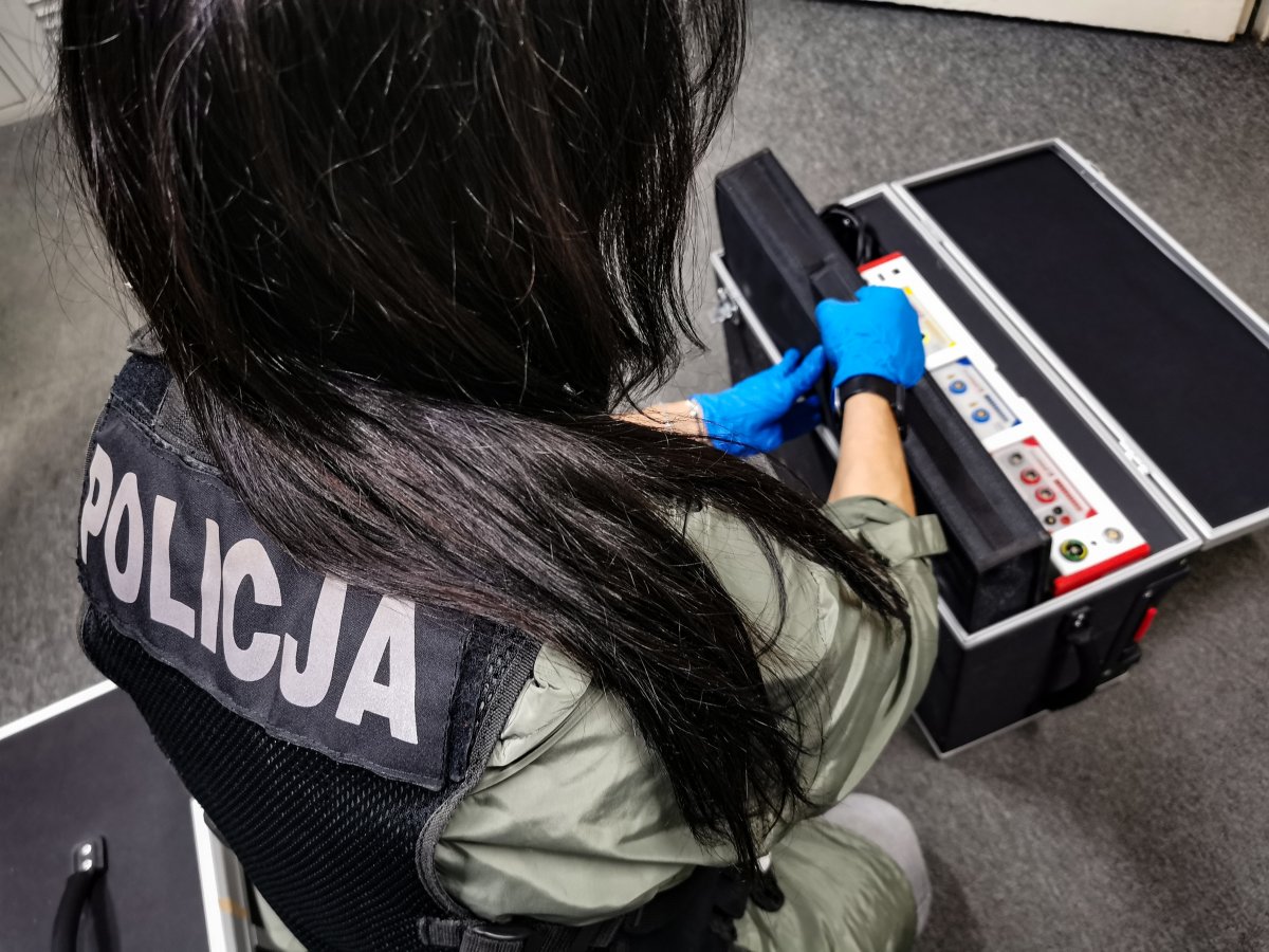 Policjantka trzyma w ręku odzyskany sprzęt medyczny