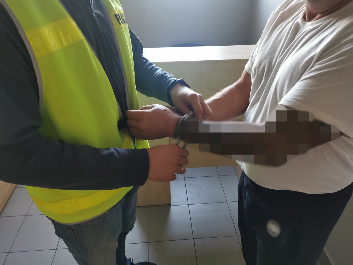 Policjant skuwa kajdankami mężczyznę