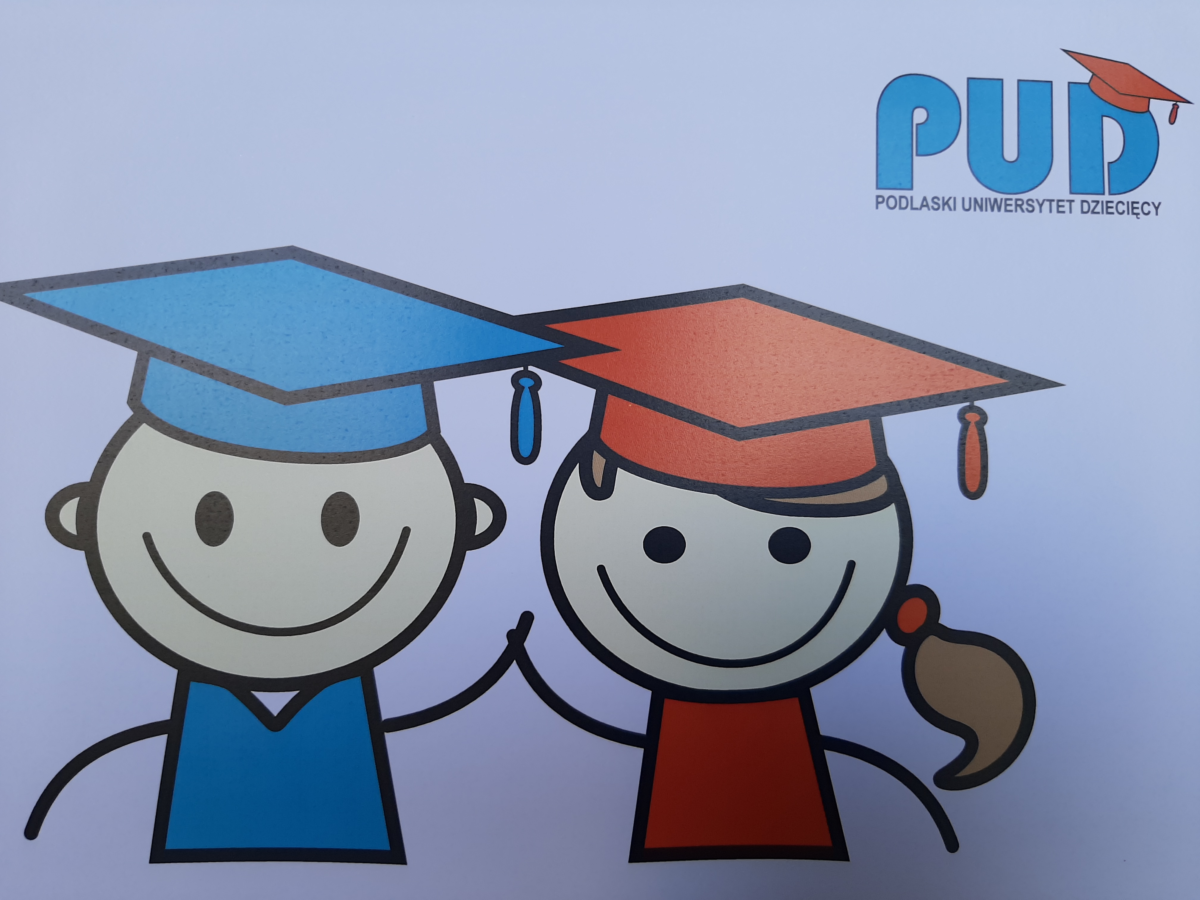 Na białym tle, od lewej strony narysowany jest chłopiec, od prawej dziewczynka. Na głowach mają birety. W górnym prawym rogu jest napisane: PUD. Podlaski Uniwersytet Dziecięcy