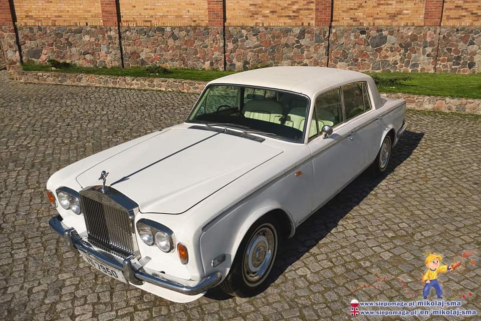 Białe auto marki rolls royce