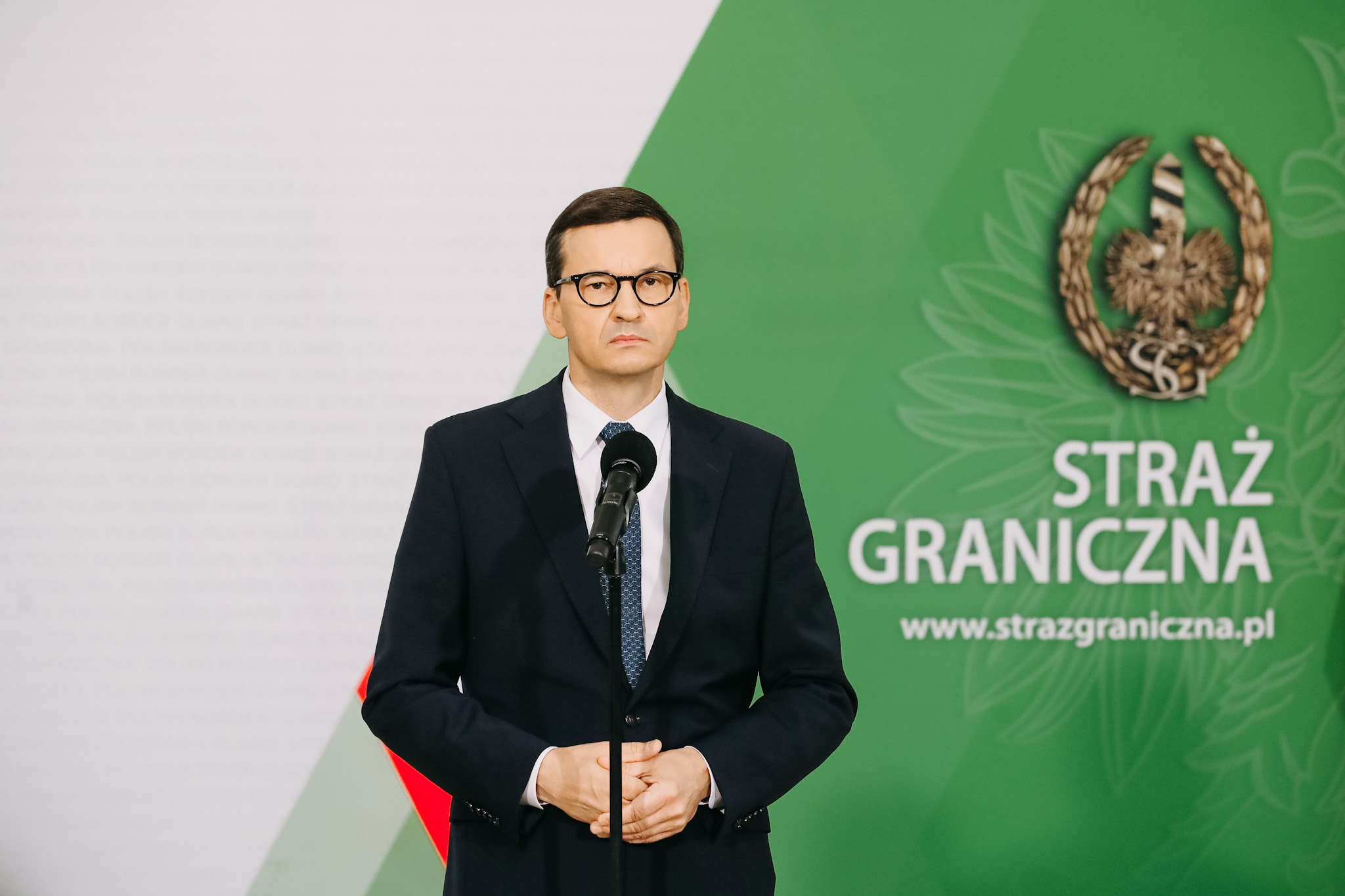 Image 1 - Premier Mateusz Morawiecki stoi podczas konferencji prasowej.