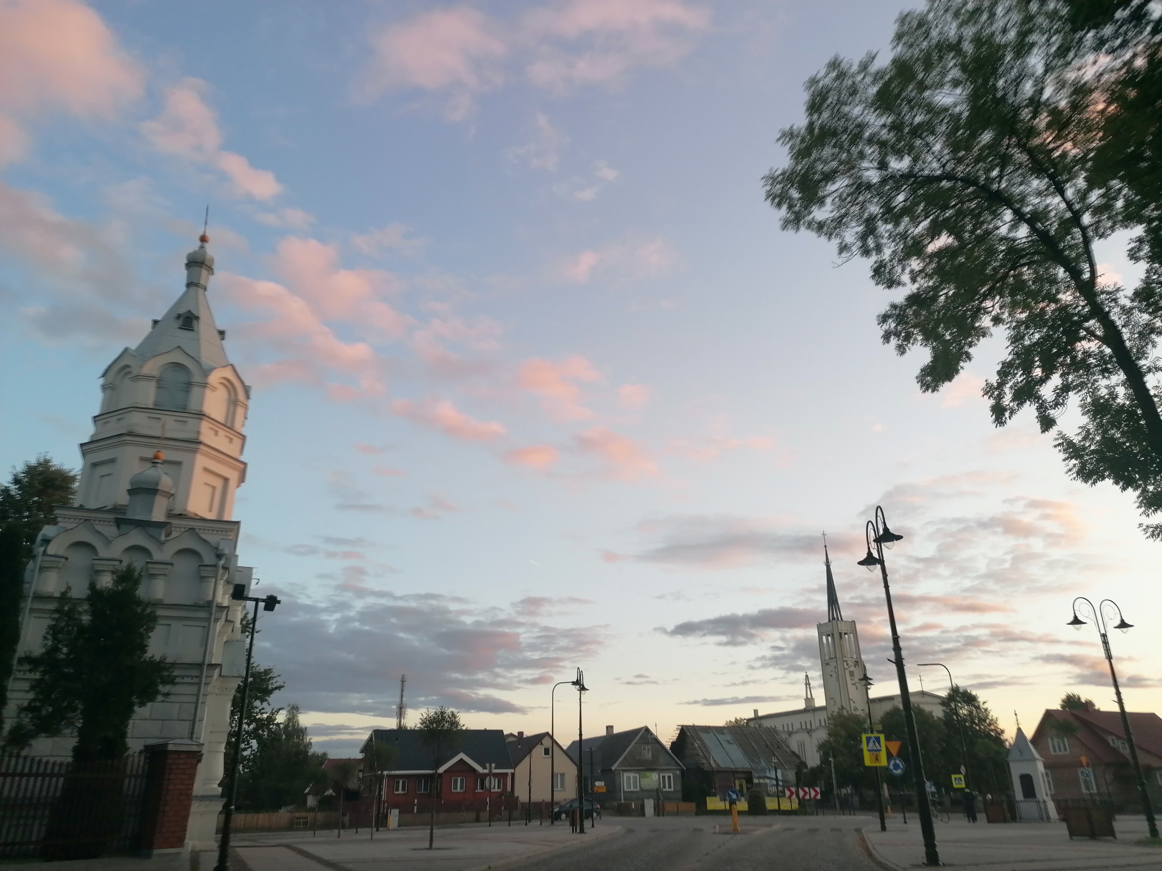 Centrum Wasilkowa, w tle widać kościół