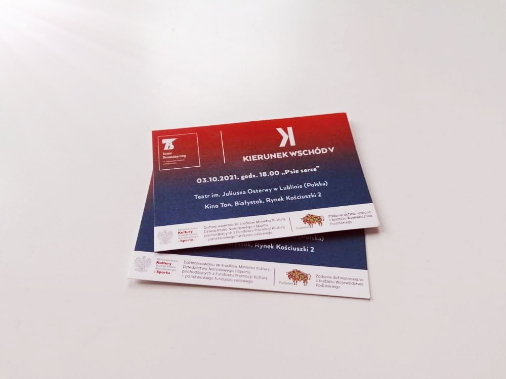 Na stole leżą zaproszenia na festiwal teatralny