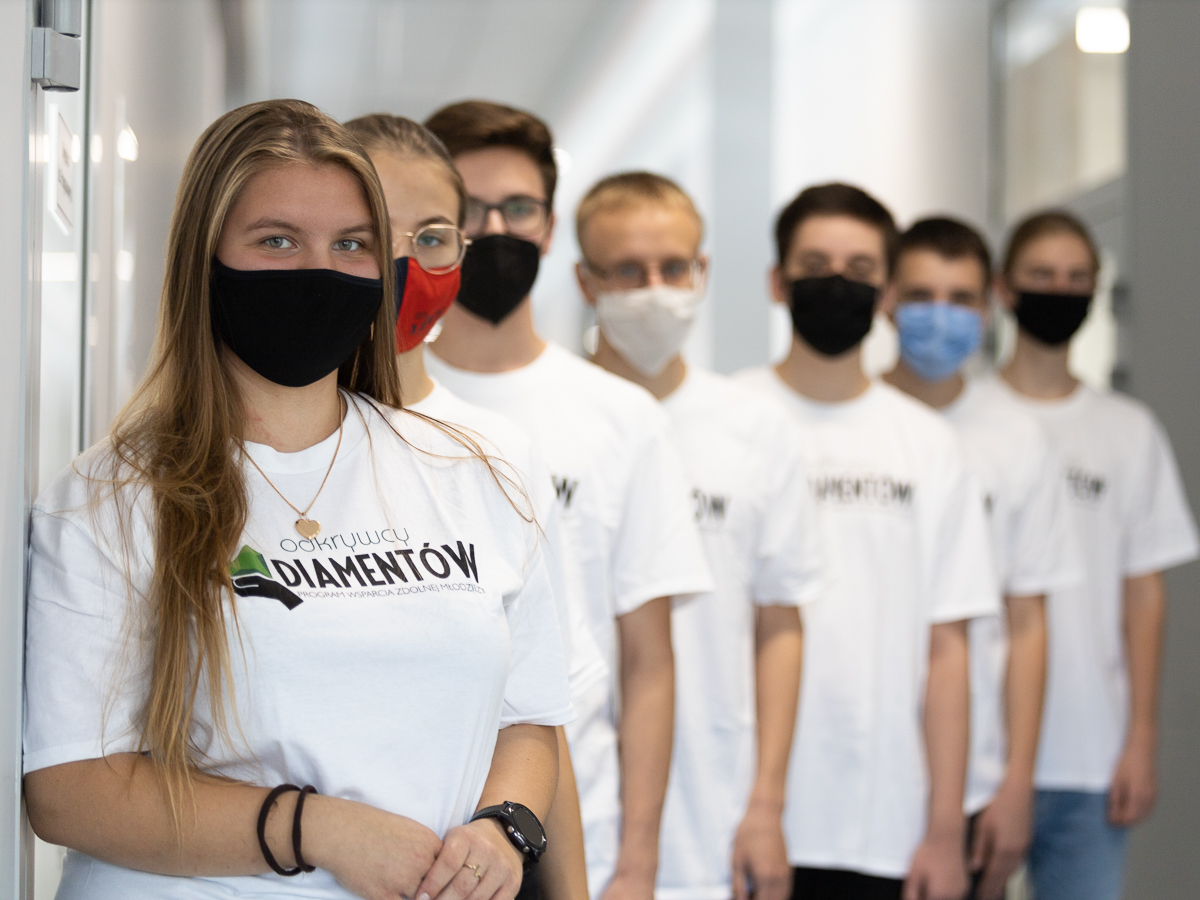 grupa siedmiu uczniów pozuje ubrana w koszulki z napisem Odkrywcy Diamentów