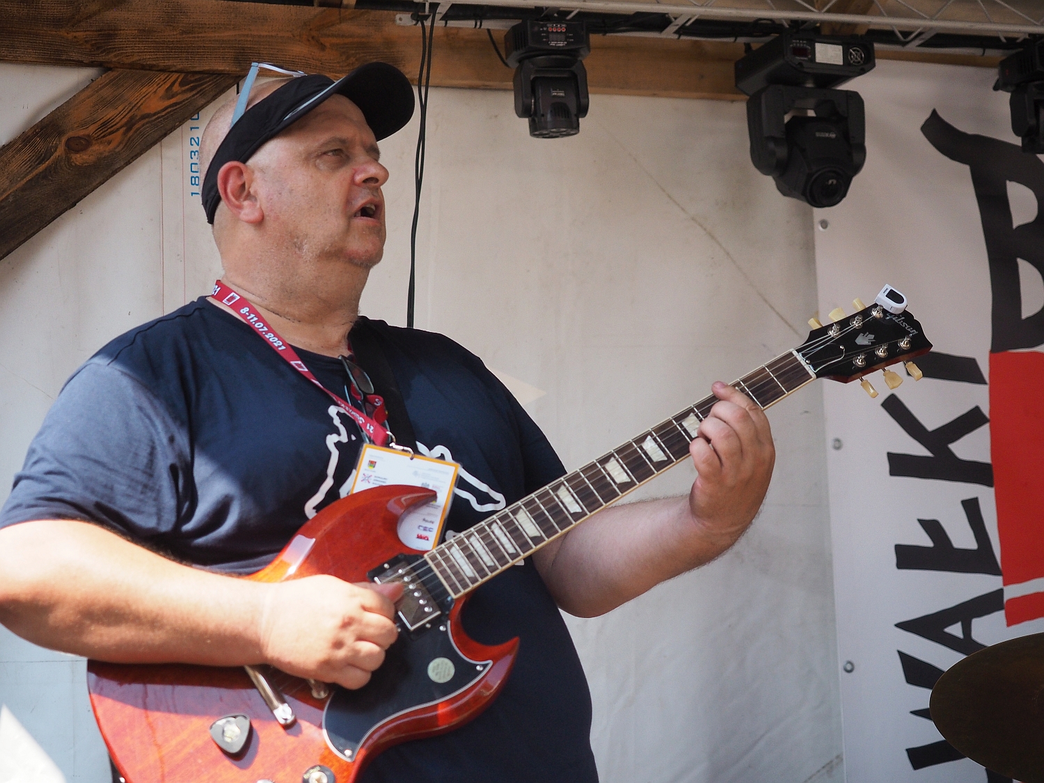 Mężczyzna trzyma gitarę elektryczną