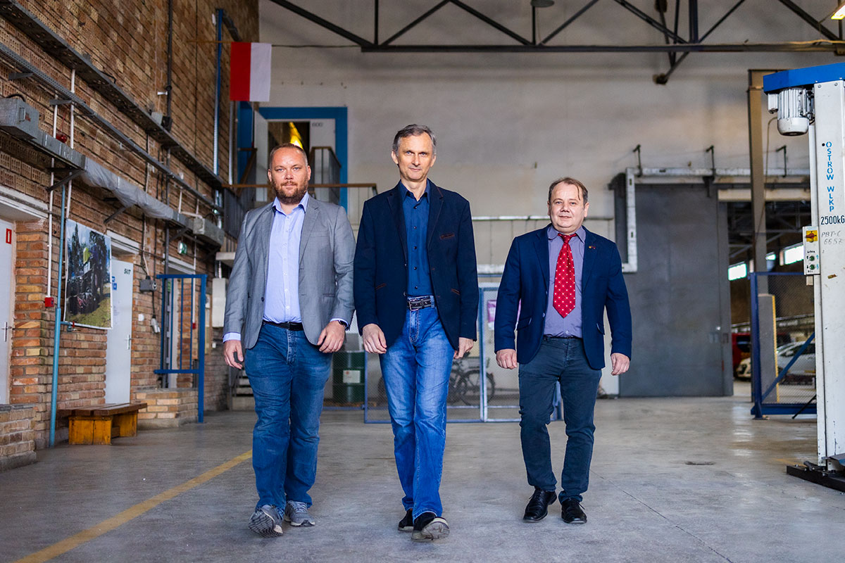 trzech mężczyzn pomieszczeniu uczelni