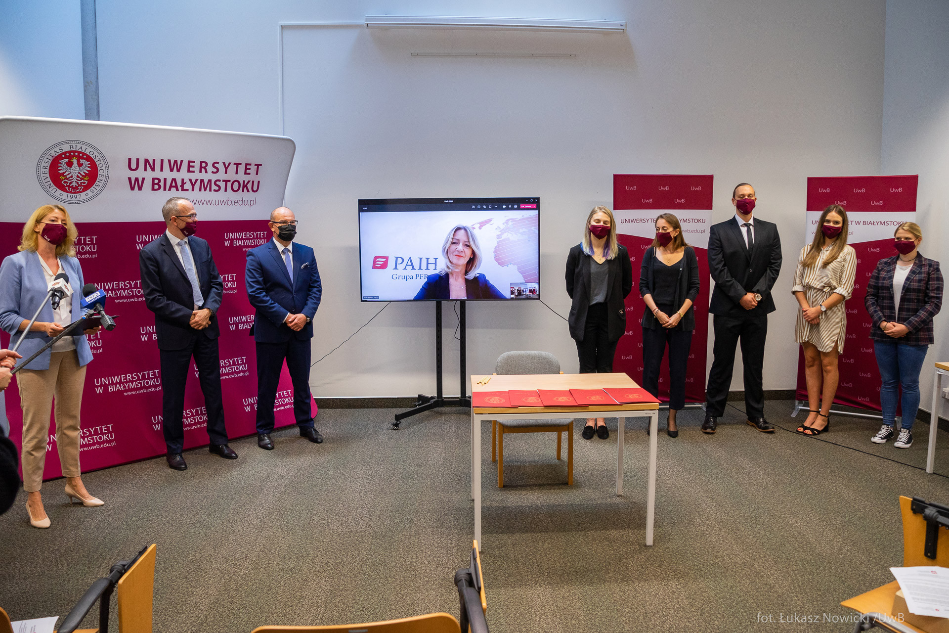 W sali stoją władze uczelni, marszałek i studeni lecący do Dubaju