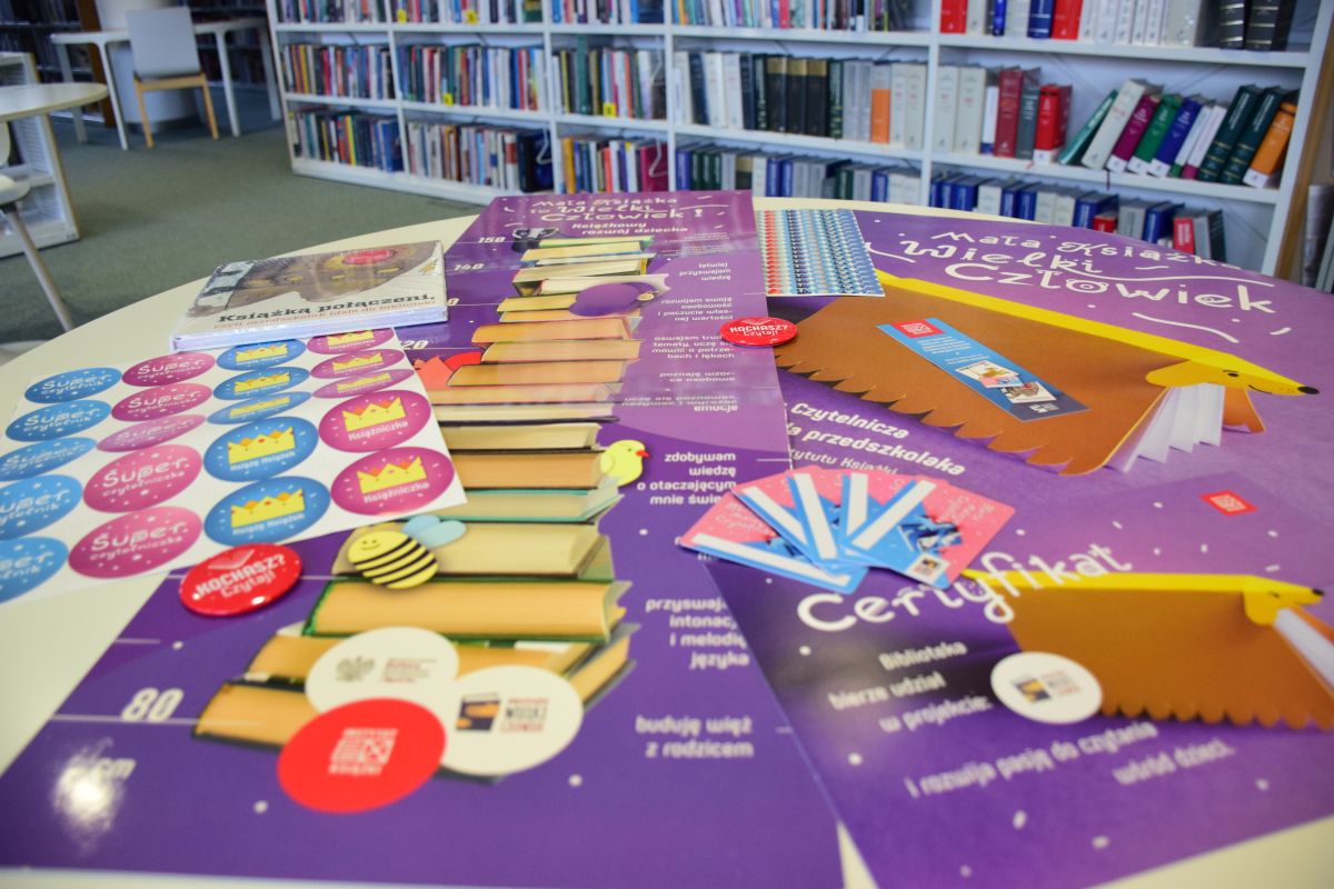 Książki leżą na stole w bibliotece