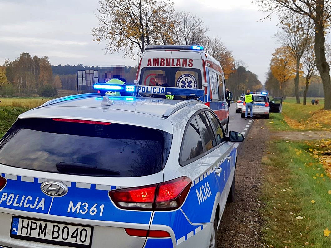 Na ulicy stoją radiowozy, karetka i zatrzymane do kontroli auto