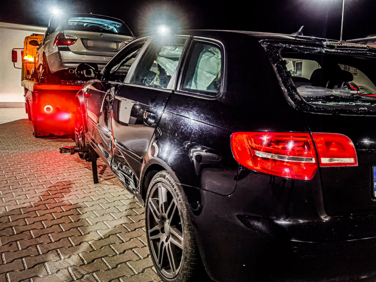Samochód marki Audi z rozbitym bokiem