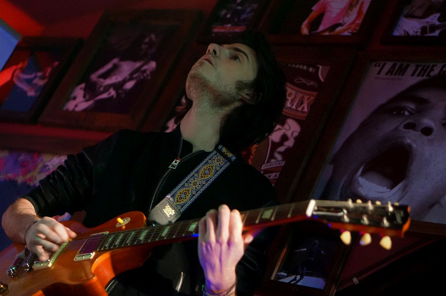 Mężczyzna gra na gitarze elektrycznej