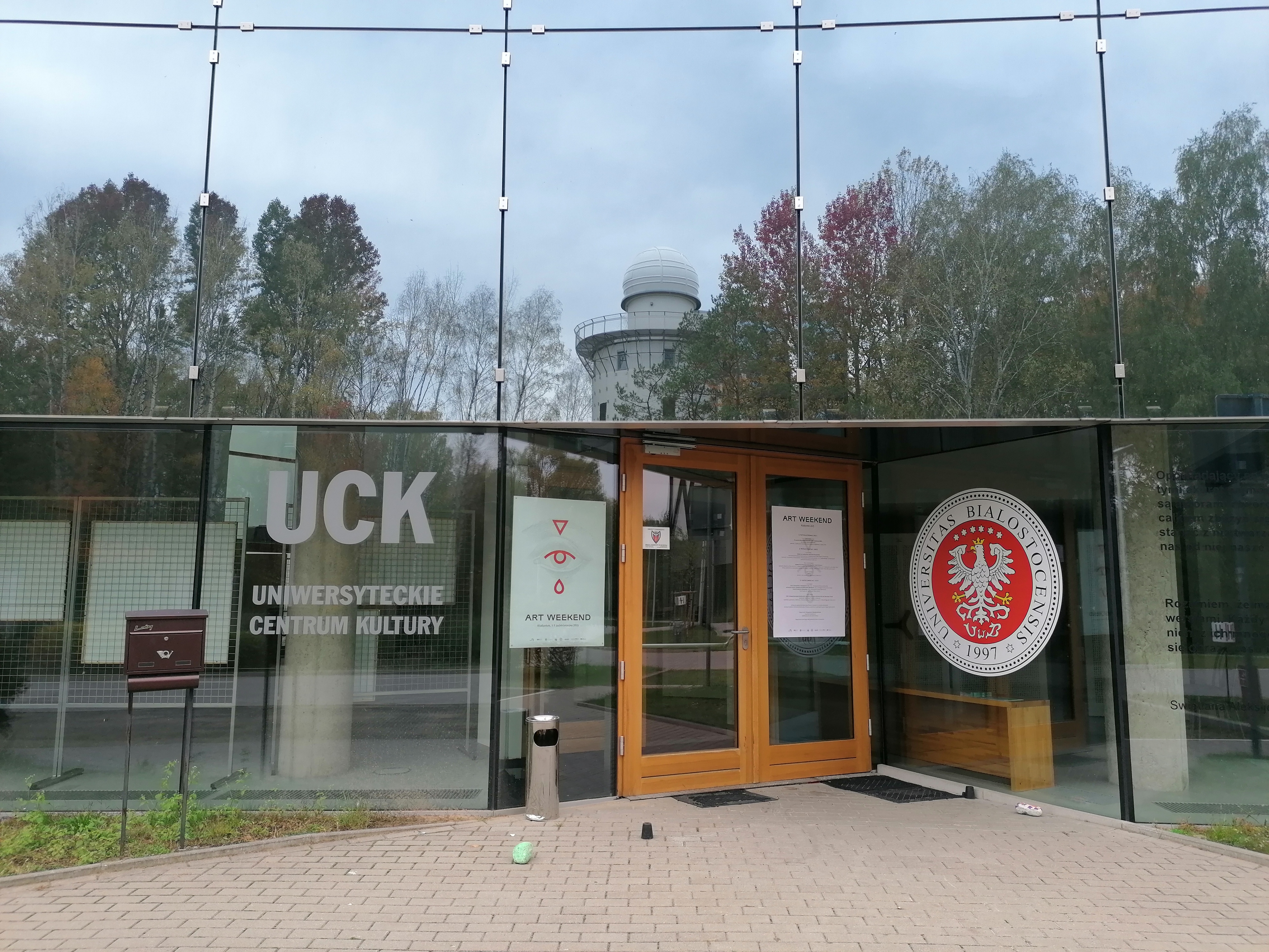 Wejście do szklanego budynku UCK