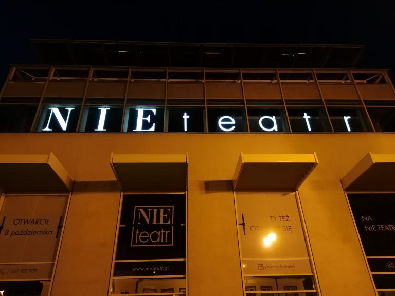 Napis Nie Teatr na ścianie budynku