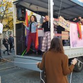 Uczestniczki marszu równości na platformie samochodu