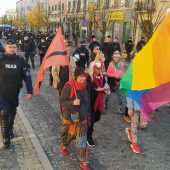 ulicą idą uczestnicy marszu równości