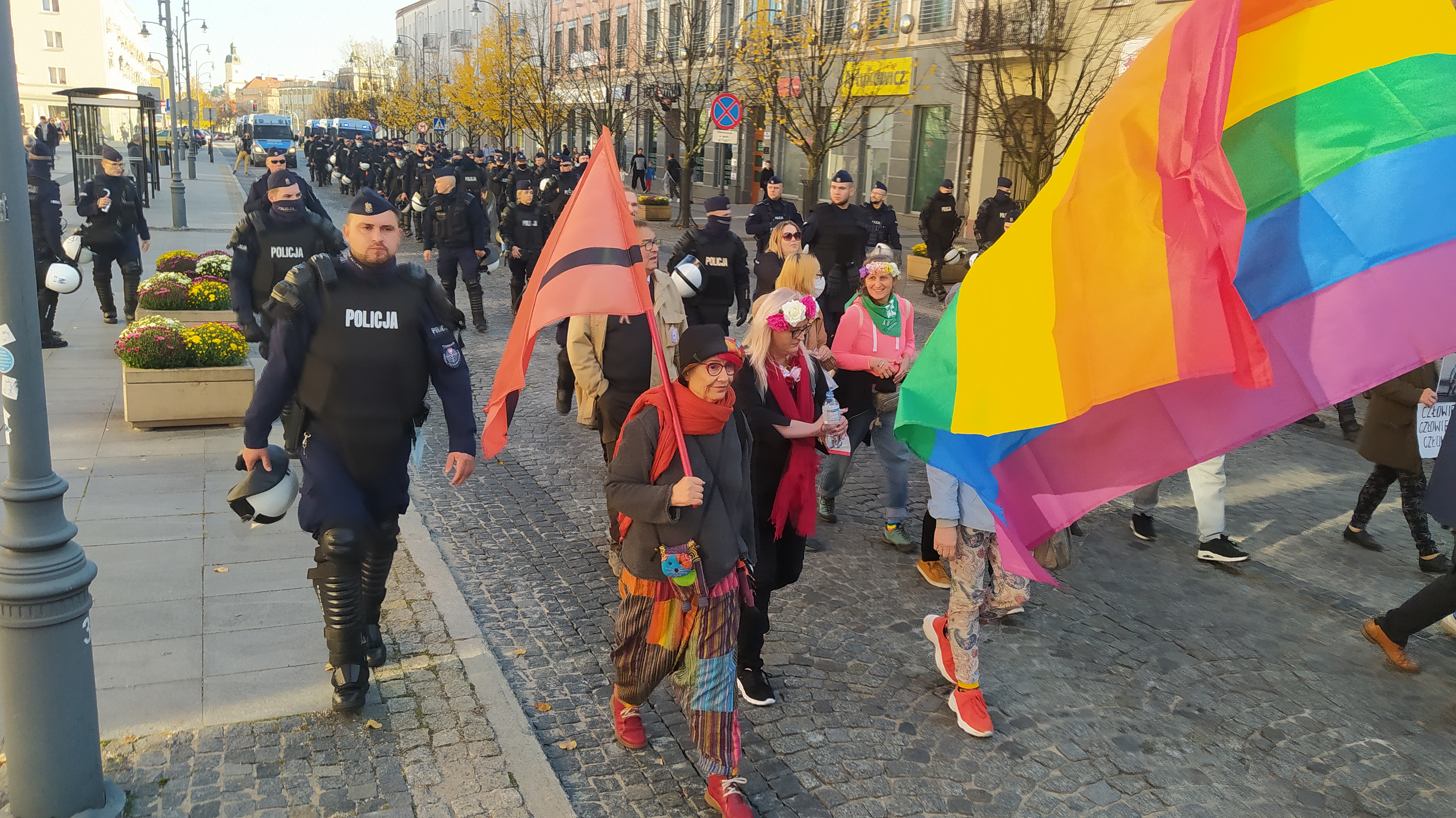 ulicą idą uczestnicy marszu równości