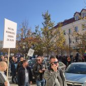 Ludzie stoją na chodniku
