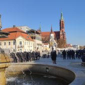 Centrum miasta, w tle grupa policjantów
