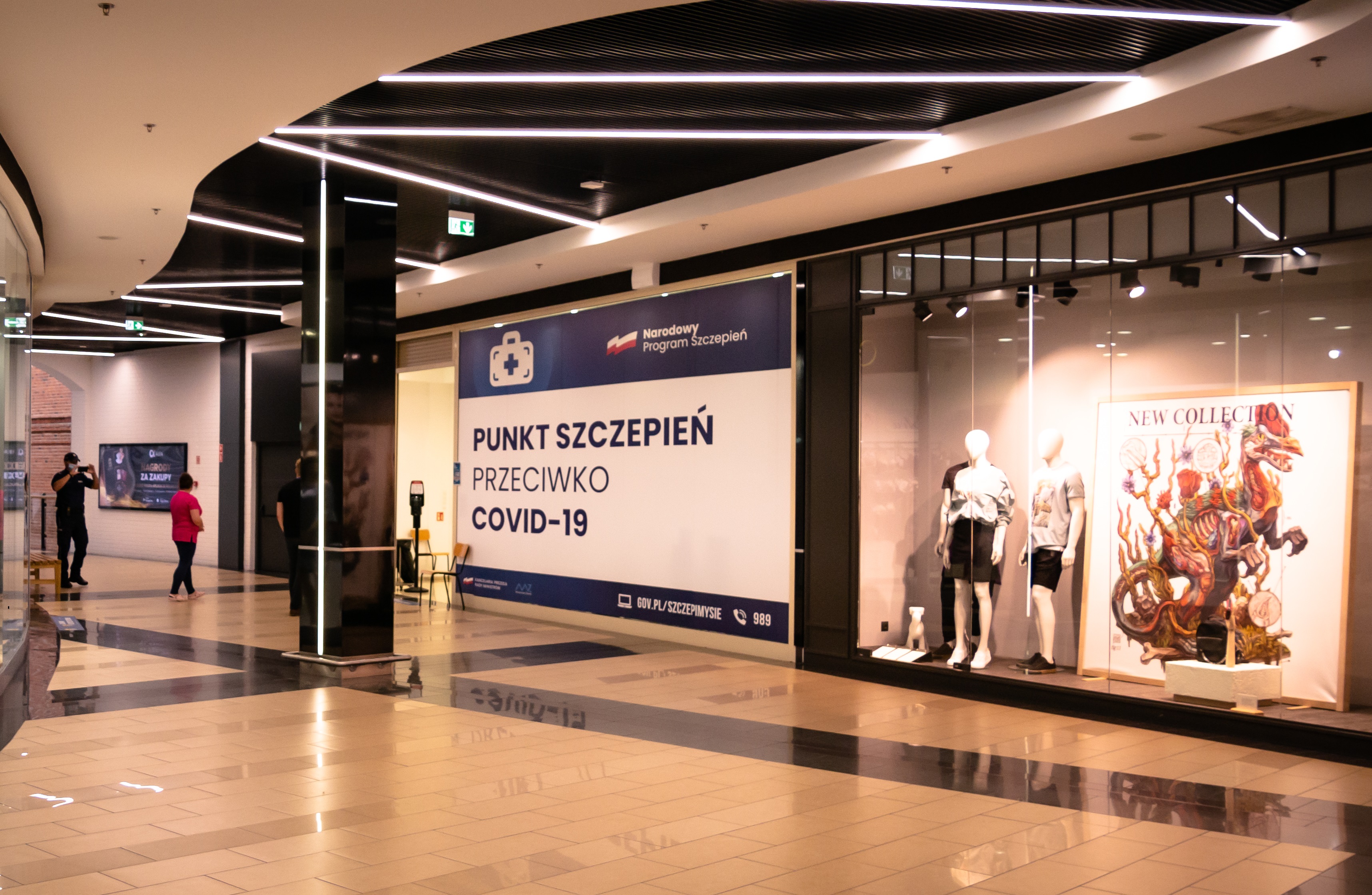 Galeria handlowa, wejście do jednego z lokali, gdzie działa punkt szczepień