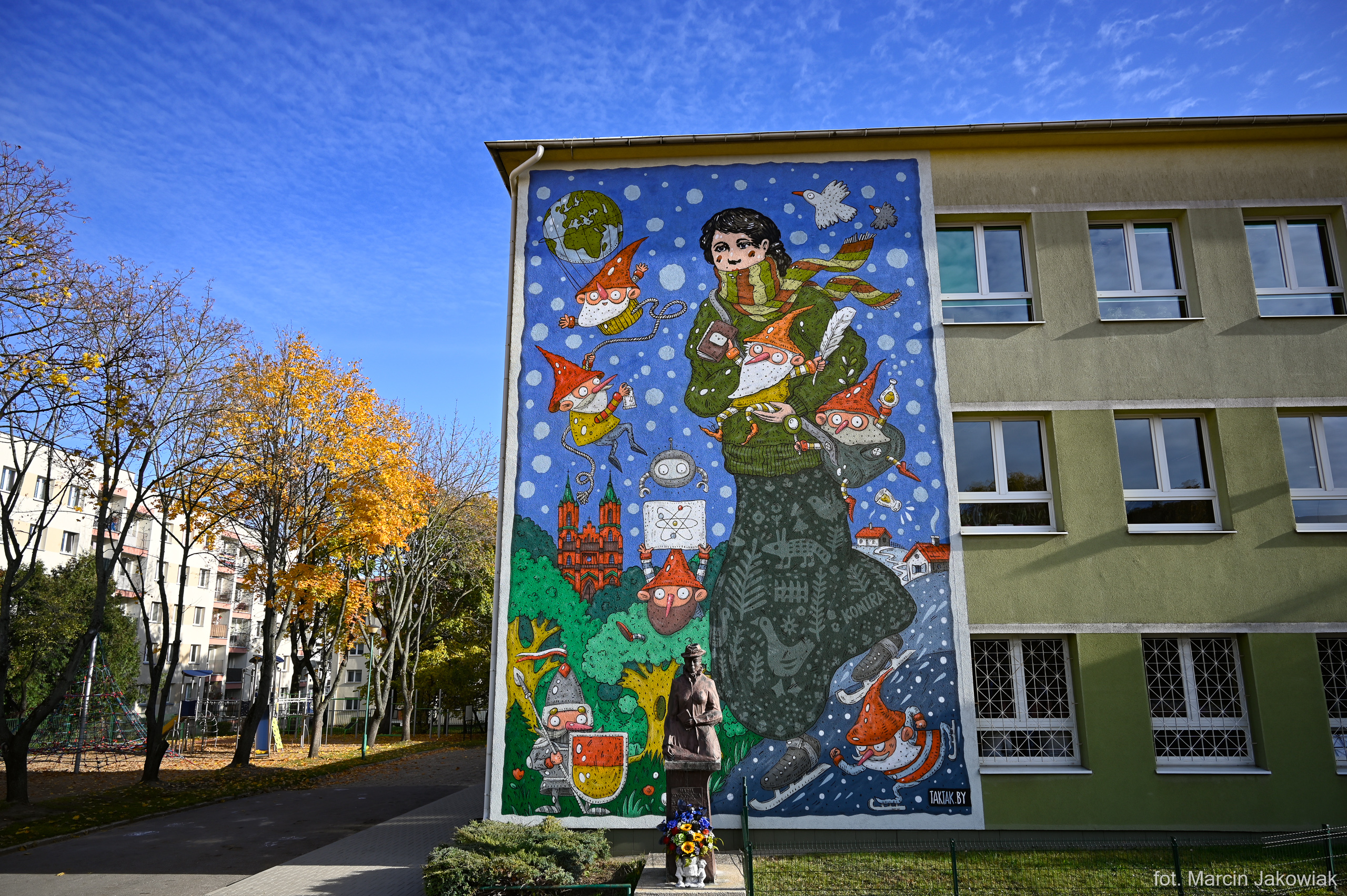 Budynek szkoły, na którego jednej ze ścian jest kolorowy mural