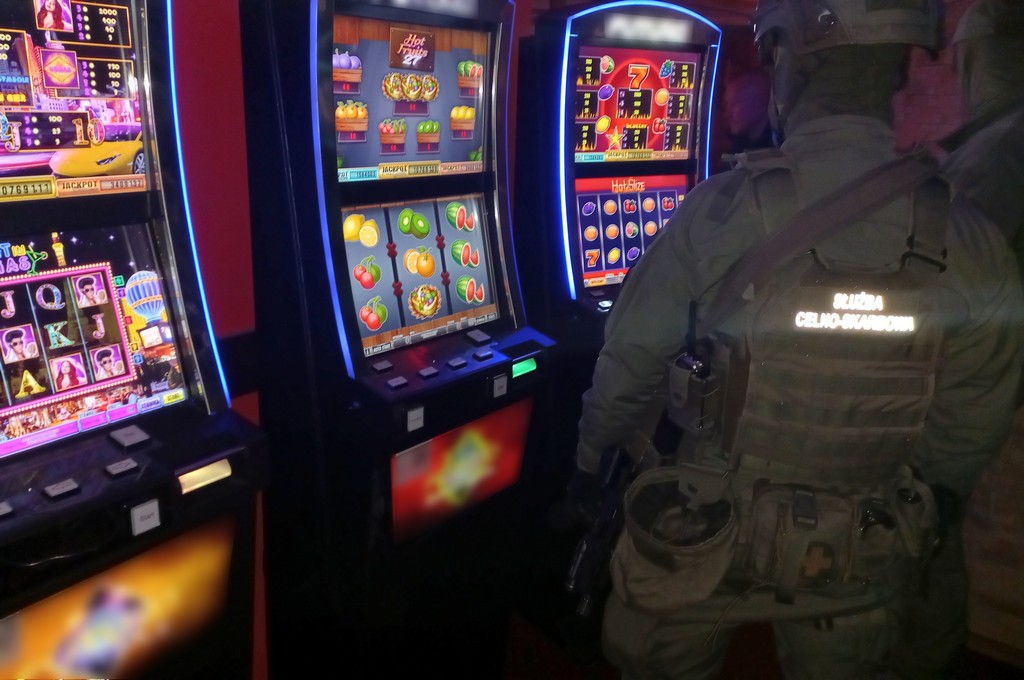 Funkcjonariusz KAS przy automatach
