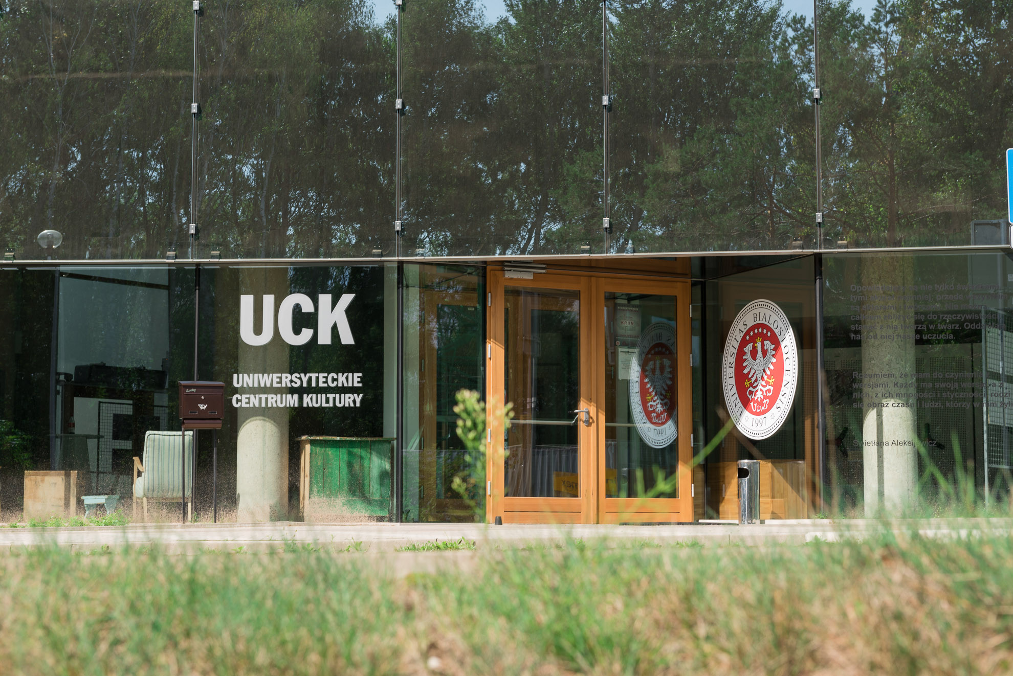 Wejście do szklanego budynku