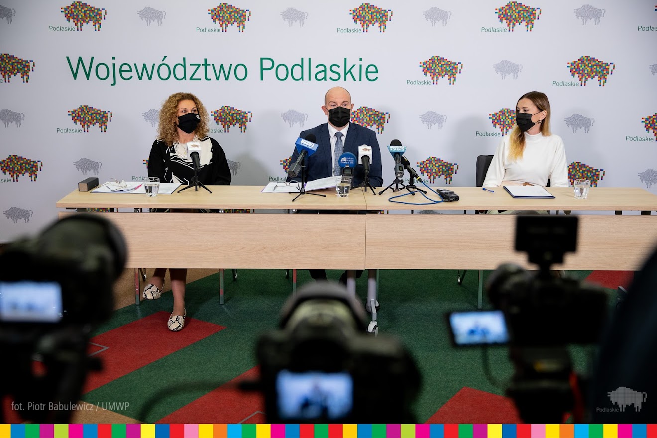 Przy stole siedzą trzy osoby