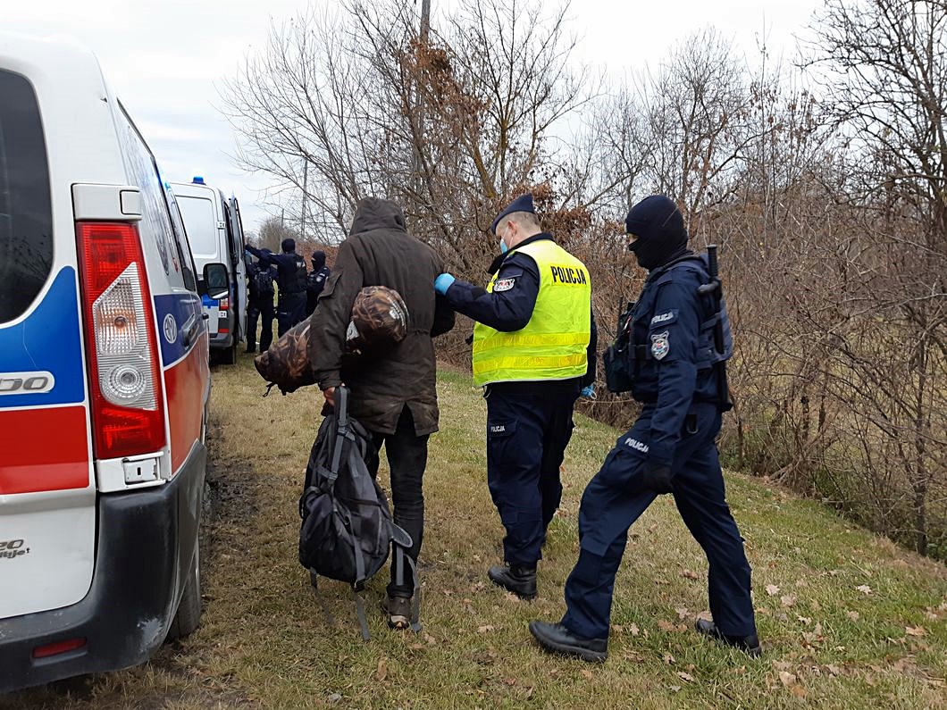 Migranci przy karetce pogotowia