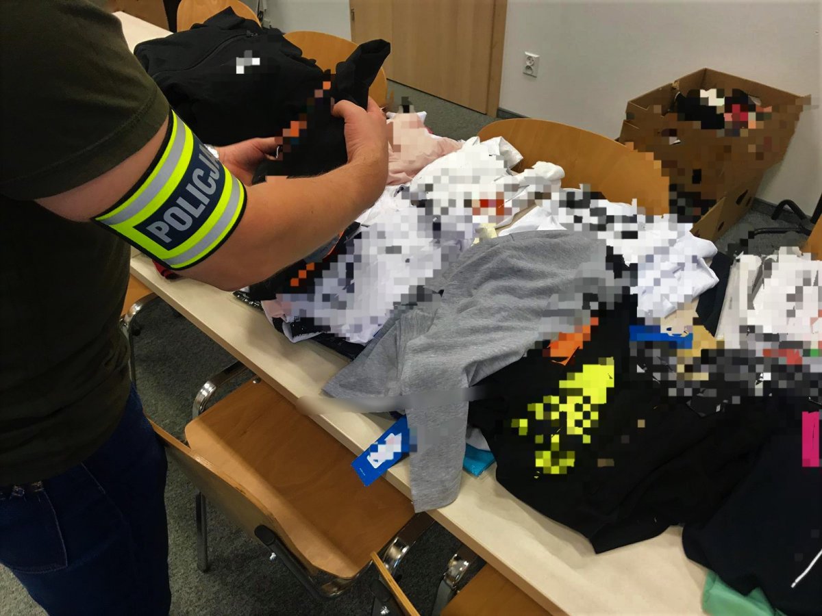 Policjant przegląda ubrania