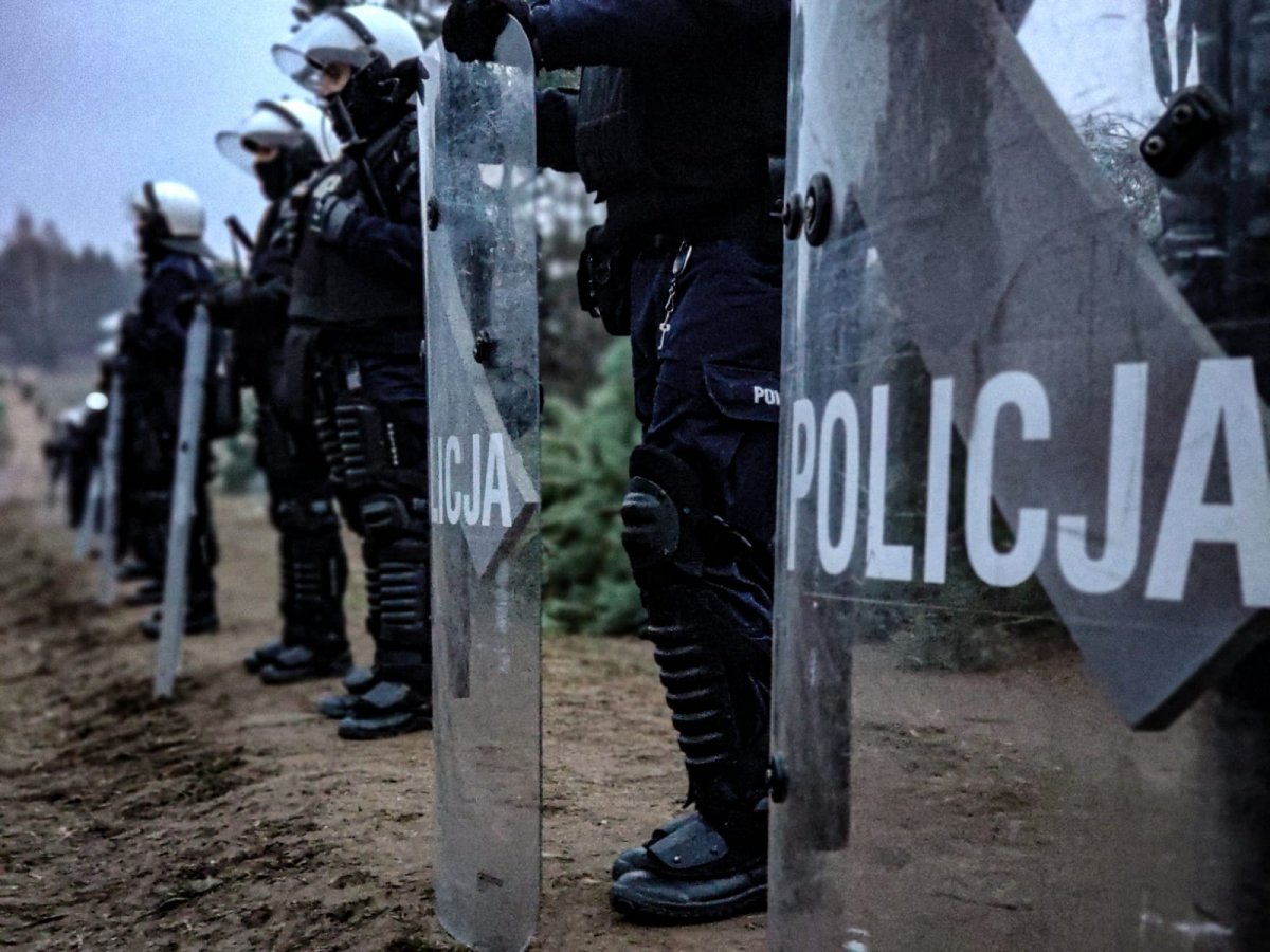 Kordon policjantów przy granicy