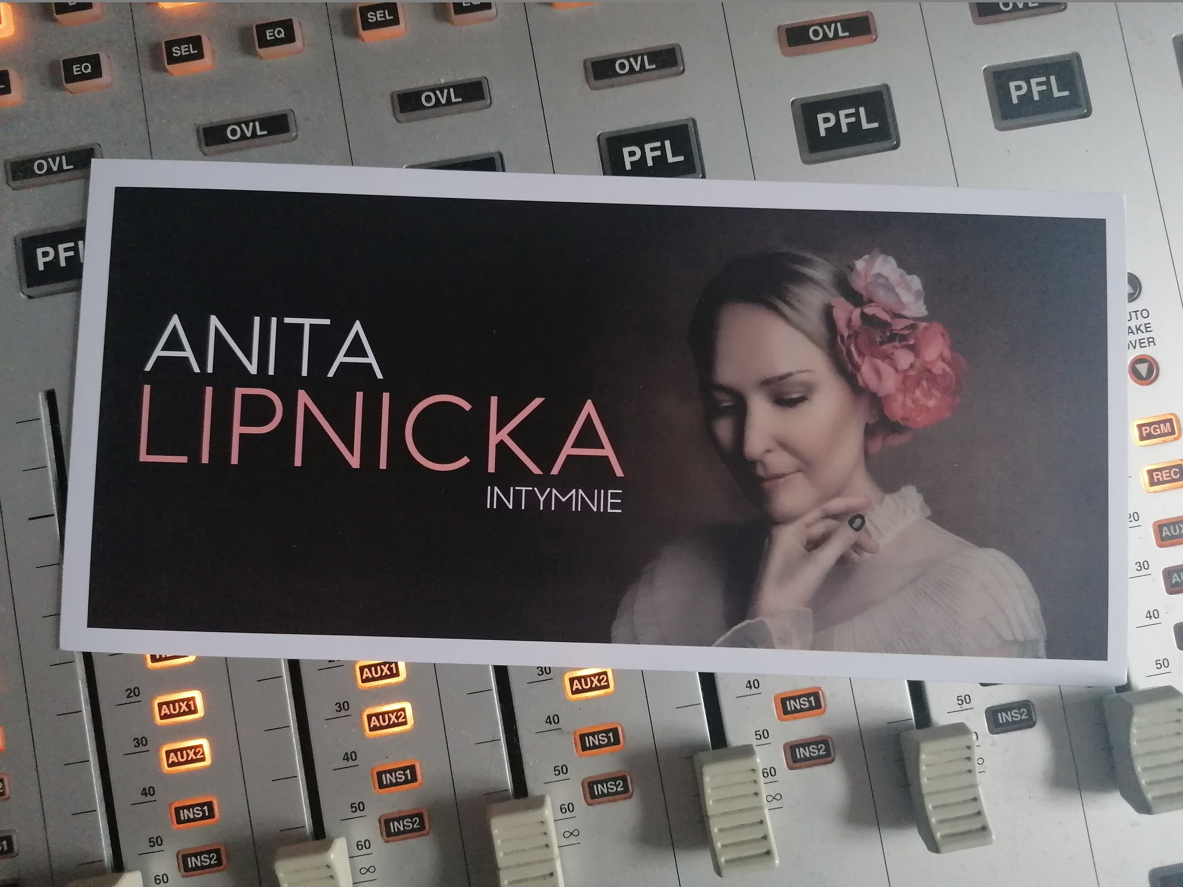 Zaproszenie na koncert na konsolecie radiowej
