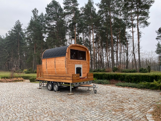 Drewniana sauna mobilna stoi na podjeździe