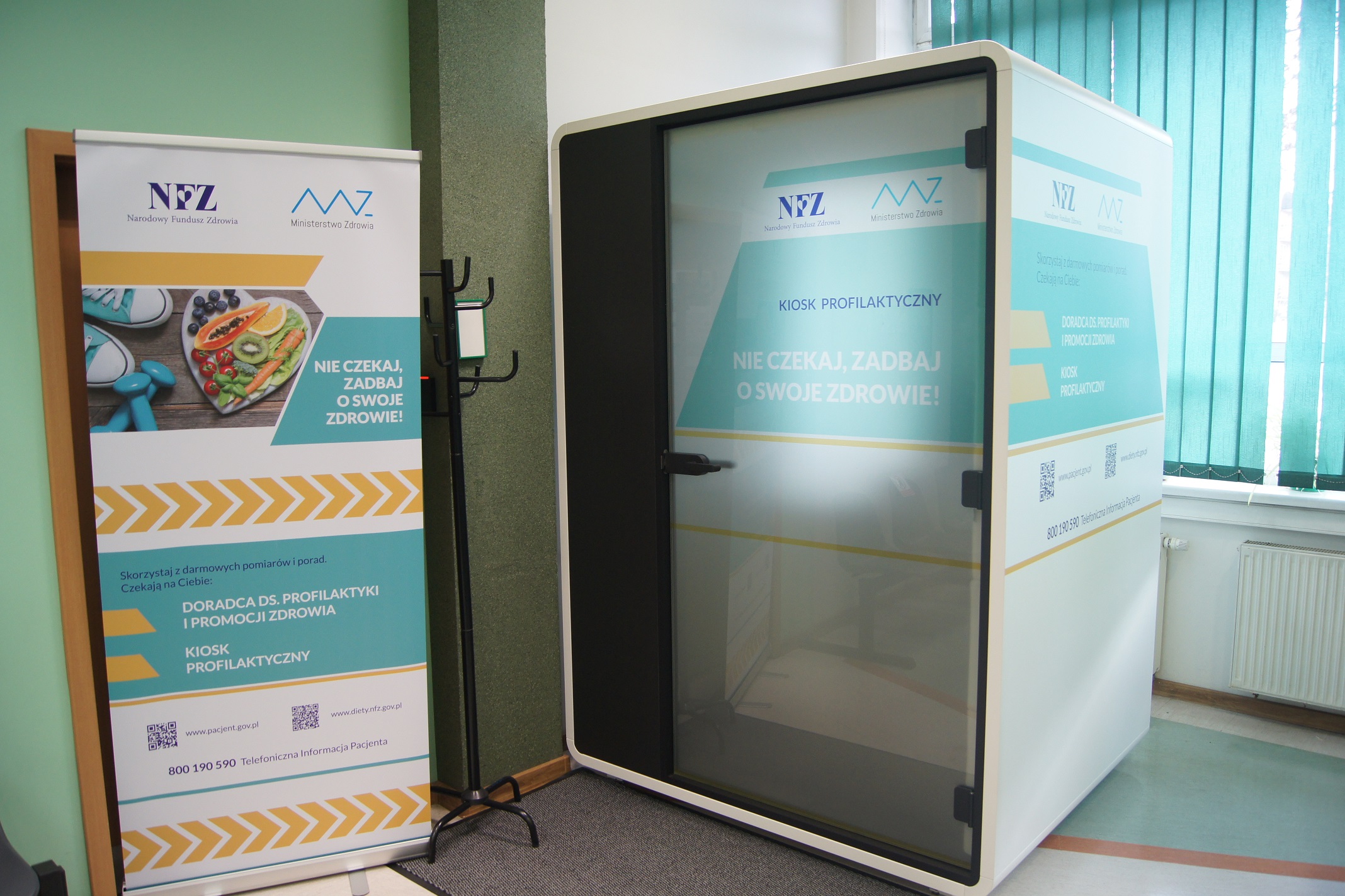 Kiosk profilaktyczny w holu budynku NFZ