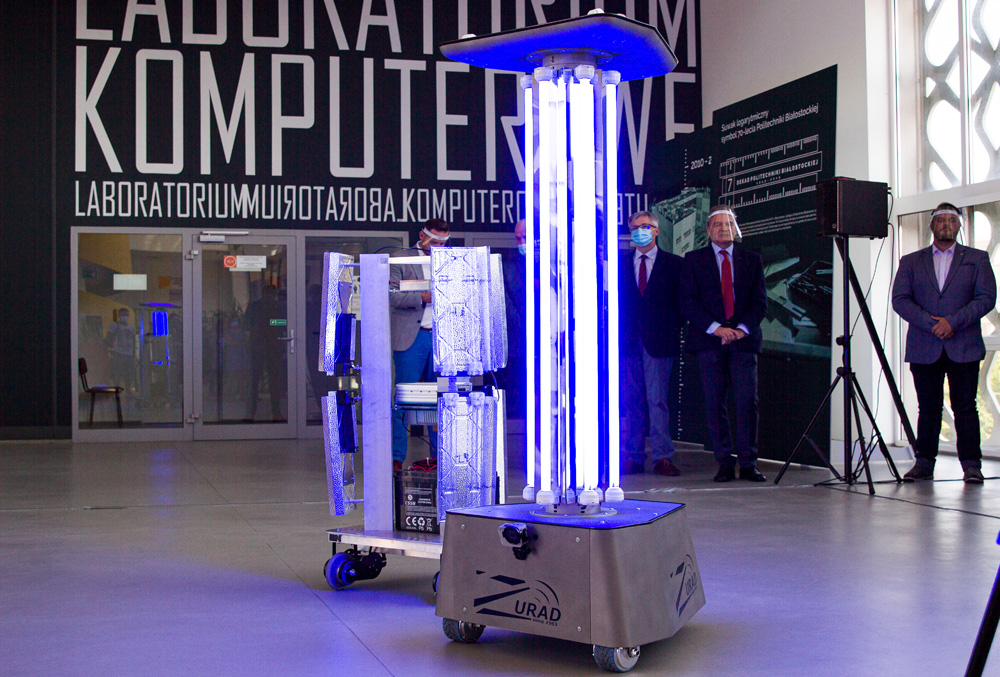 Robot UV na korytarzu