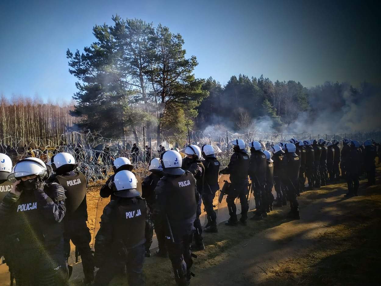 kordon policjantów zabezpieczających granicę