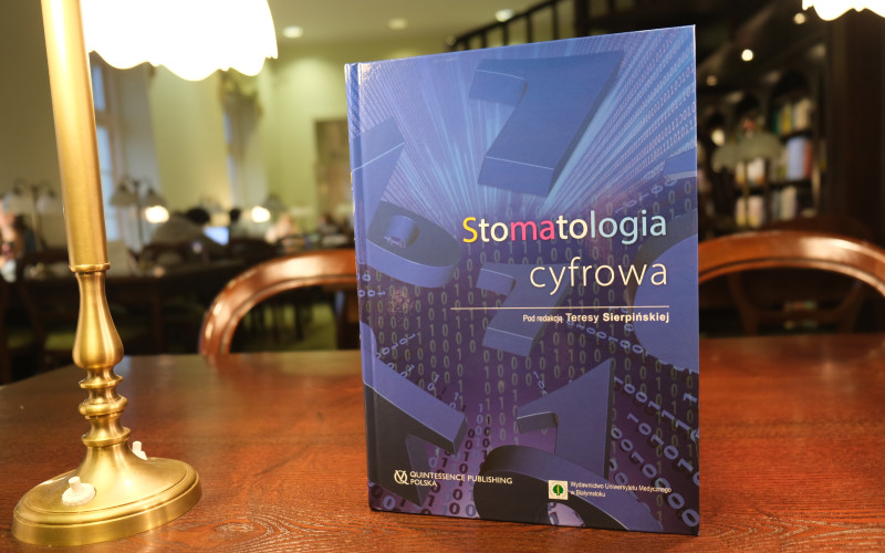 Książka Stomatologia cyfrowa pod redakcją Teresy Sierpińskiej na stole w bibliotece.