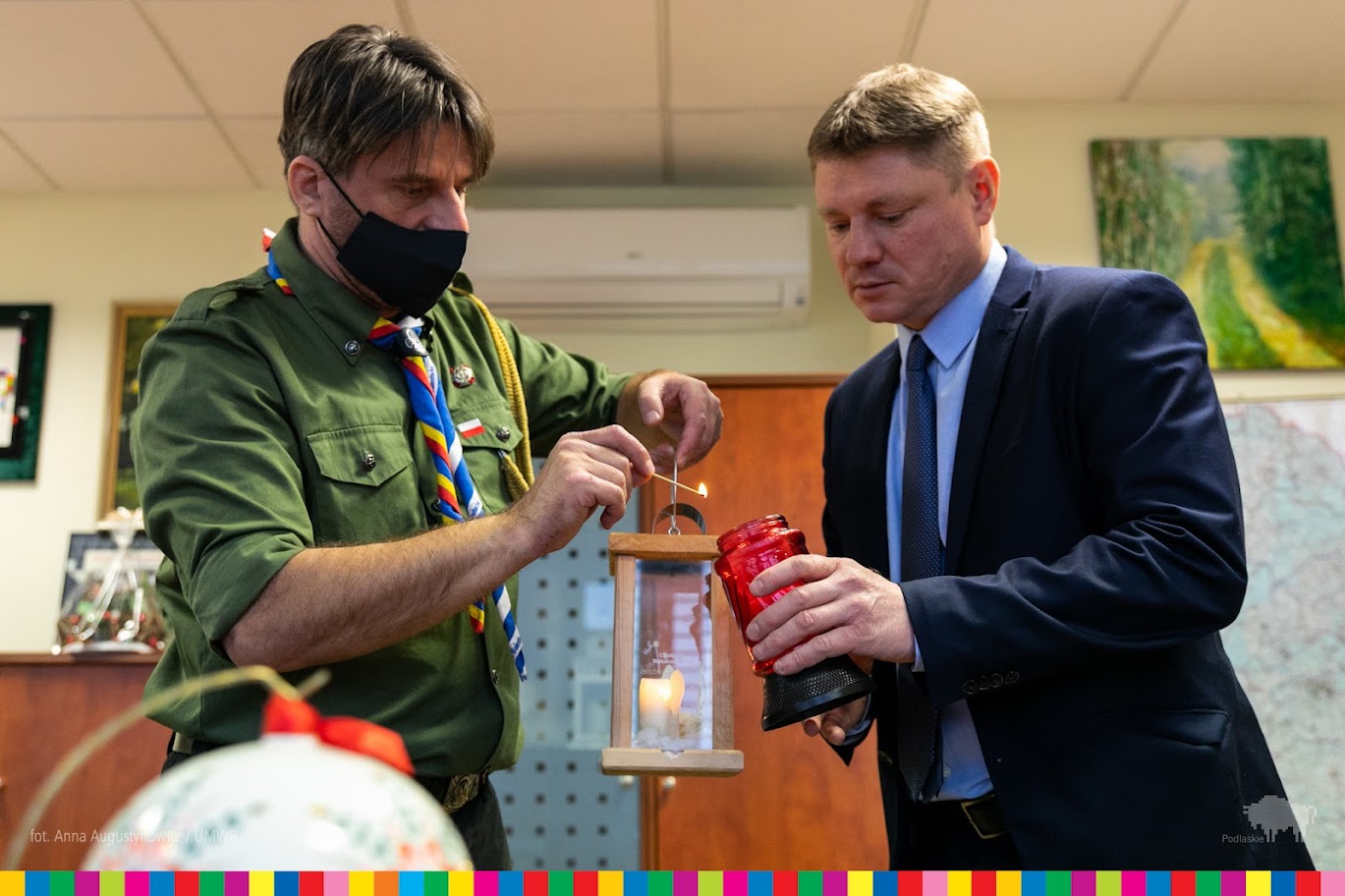 Dwaj mężczyźni przy Betlejemskim Świetle Pokoju
