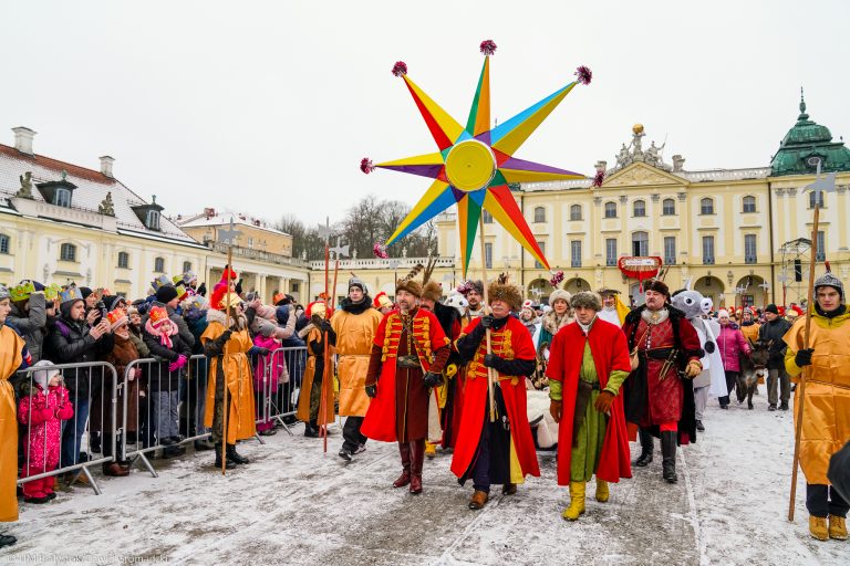 Na dziedzińcu Pałacu Branickich idą ludzie w orszaku trzech króli
